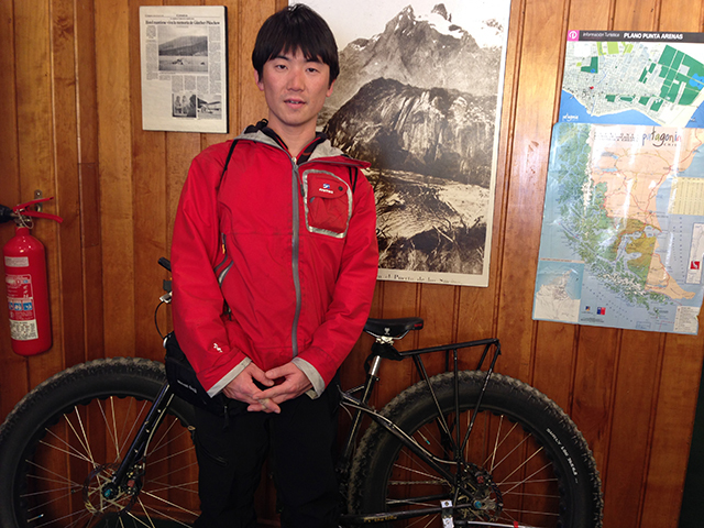 南極点に到達した大島さんと自転車