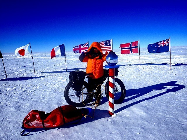 南極点到達！シンボル国旗前での記念写真