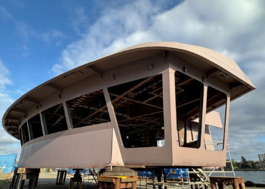 宿泊施設内に断熱材、仕切り壁、浮床が設置されました