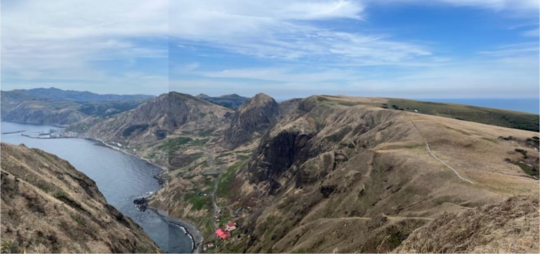 展望台周辺からみた風景。画面右にハイキングコースが見える。